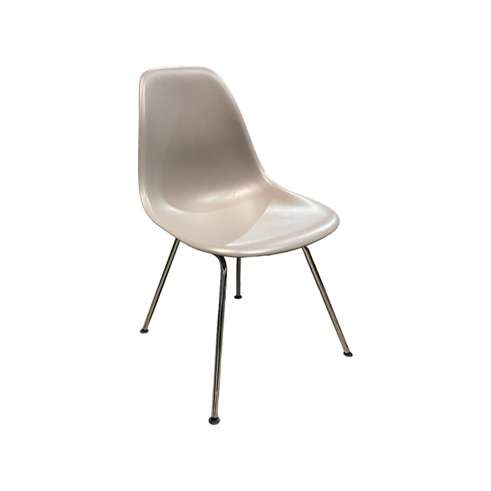 Refurbished Eames Plastic Side Chair RE DSX in Pebble