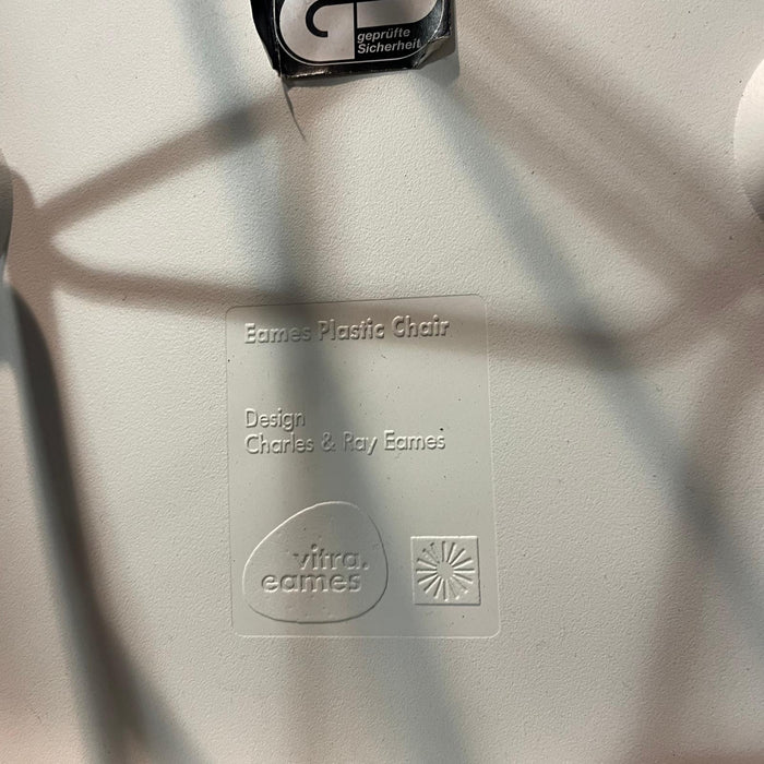 Refurbished Eames Plastic Side Chair RE DSX in White