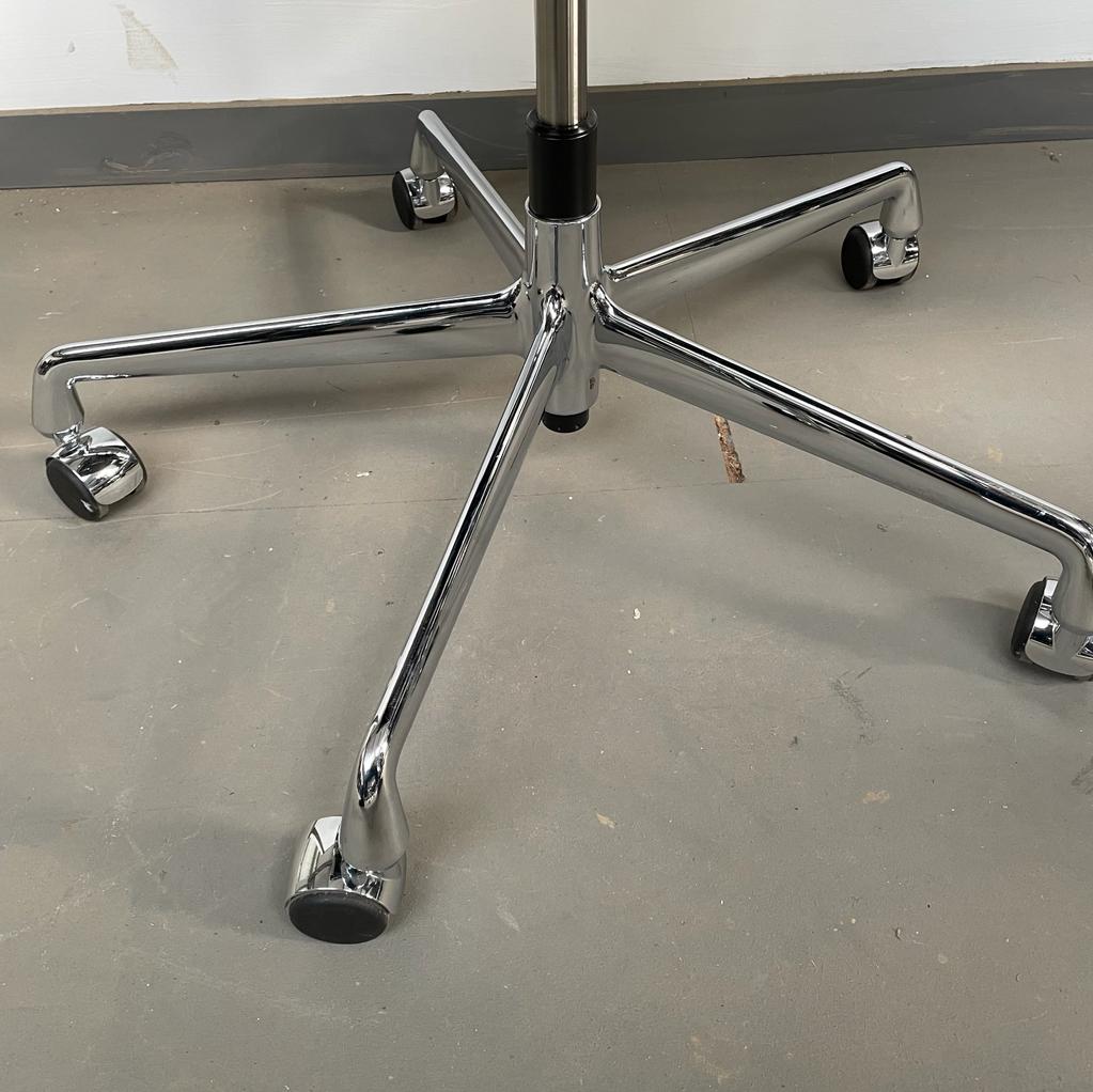 What are the benefits of an office swivel chair?